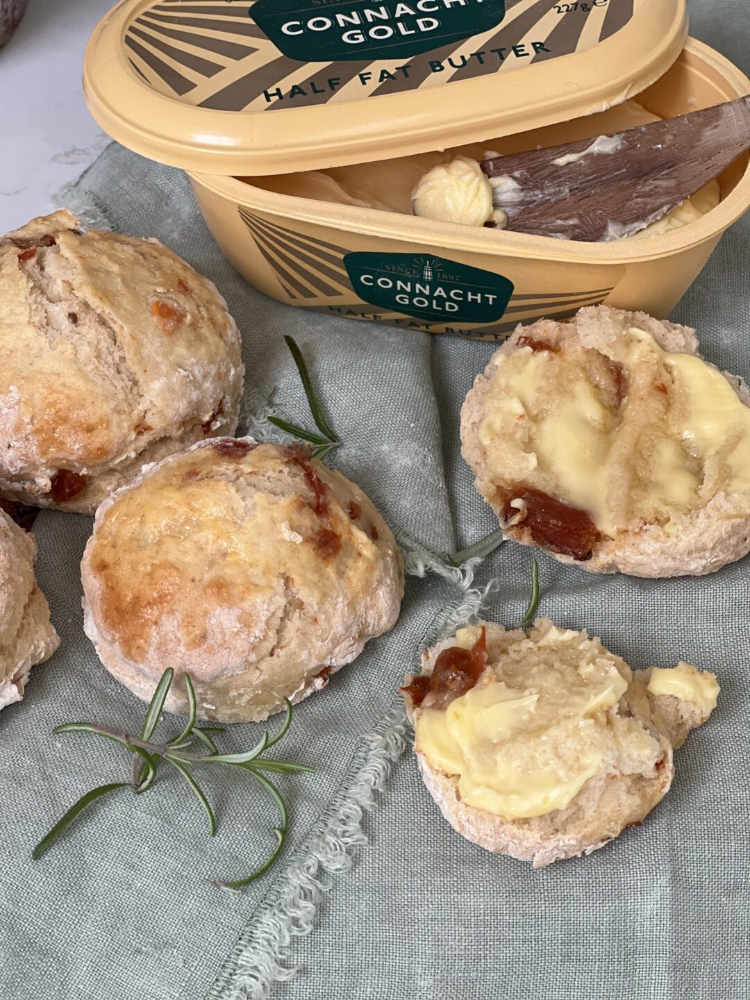 Sundried tomato & rosemary scone